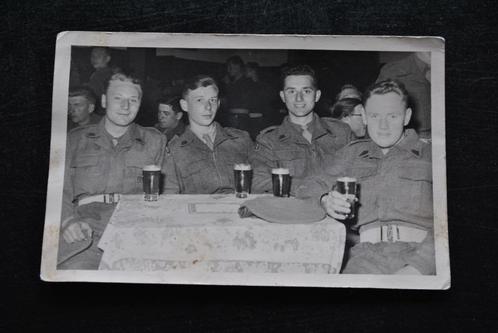 Originele foto Jonge soldaten die een ZELDZAAM biertje drink, Verzamelen, Militaria | Algemeen, Landmacht, Foto of Poster, Ophalen of Verzenden