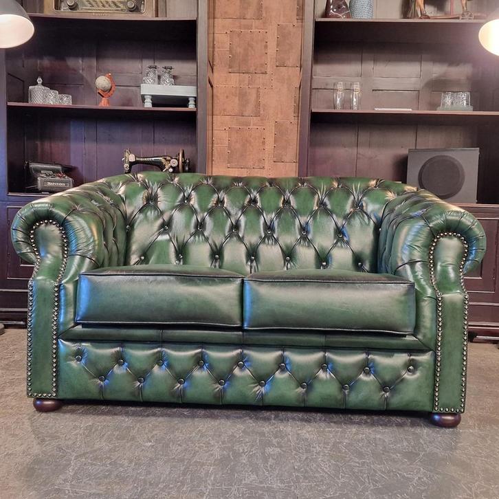 Chesterfield Charlston 2-zits - Antiek Groen // NIEUW!, Antiek en Kunst, Antiek | Meubels | Stoelen en Sofa's, Ophalen