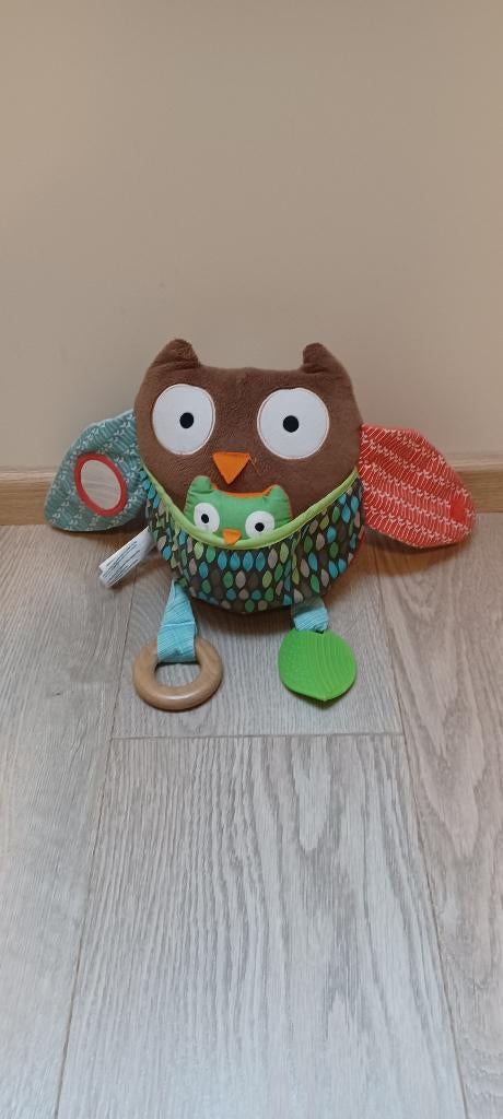 Skip Hop - activiteitenspeelgoed - Hug&Hide uil, Ophalen of Verzenden, Zo goed als nieuw, Rammelaar