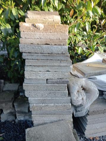 40 beton tegels 30x30 4 à 5 cm dik GRATIS op te halen, Pierre ou Argile, Enlèvement, Utilisé, Moins de 50 cm