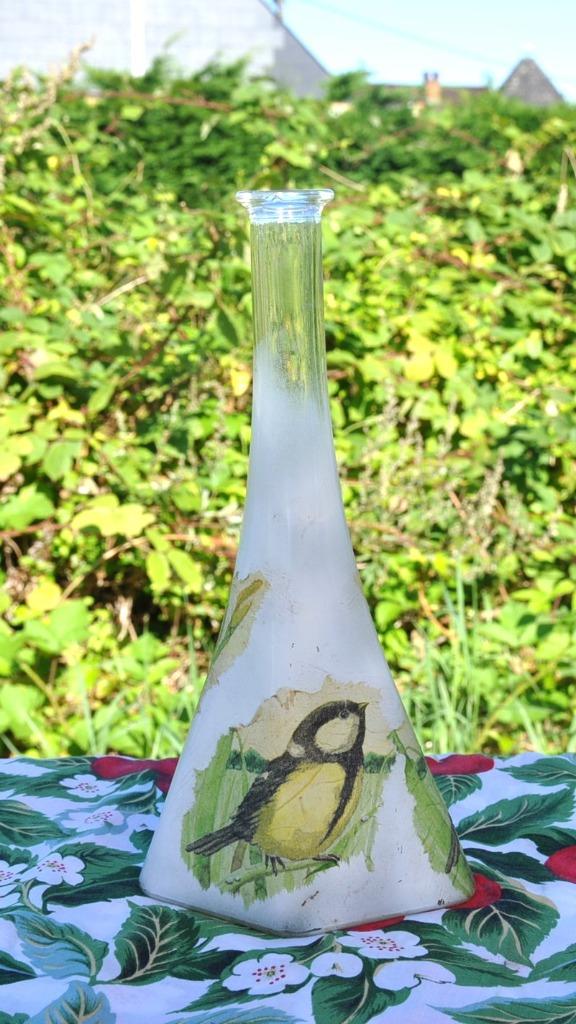 carafe decor maroufflé jonquille et oiseau, Antiquités & Art, Antiquités | Verre & Cristal, Enlèvement ou Envoi