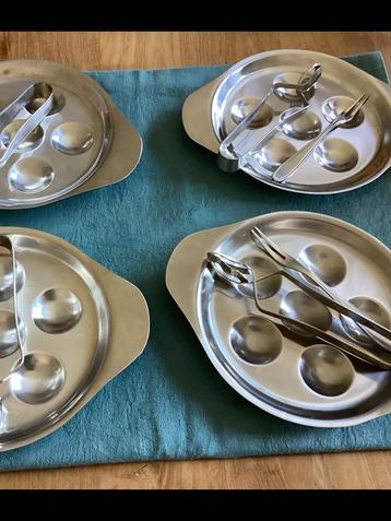 4 assiettes á escargots en inox, Enlèvement ou Envoi