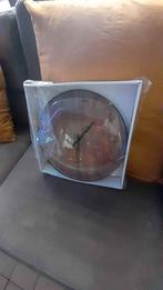 Une petite horloge neuf, Maison & Meubles, Enlèvement, Neuf, Réveil ou Horloge