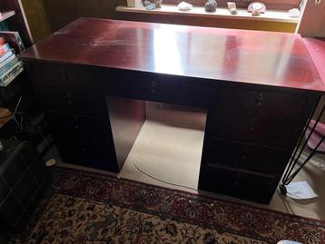 Massieve houten bureau + boekenkasten in vintage stijl beschikbaar voor biedingen