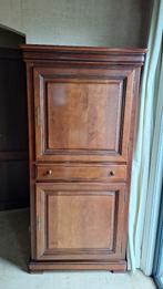 Louis Philippe-stijl kersenhouten  'Homme Debout' kast, Enlèvement