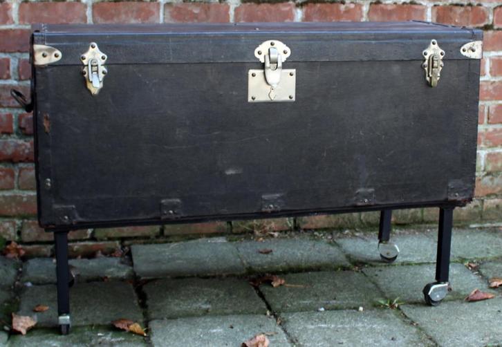 Koffer of kastje gemaakt van oldtimer autokoffer., Antiek en Kunst, Antiek | Woonaccessoires, Ophalen