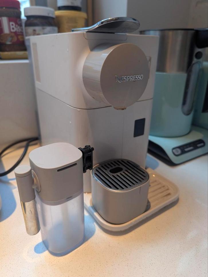 Nespresso latissima one, Elektronische apparatuur, Koffiezetapparaten, Gebruikt, Koffiepads en cups, Espresso apparaat, Ophalen