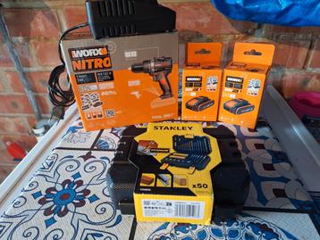 Visseuse worx plus 2x batteries et chargeur plus accessoire  beschikbaar voor biedingen