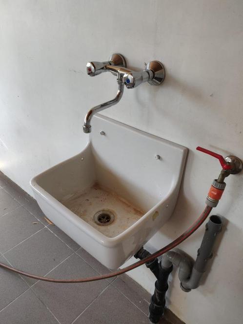 Zelf uit te breken 1 uitgietbak + kraan, Doe-het-zelf en Bouw, Sanitair, Gebruikt, Kraan, Ophalen