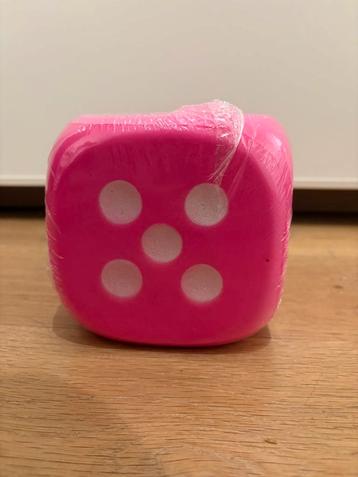 Foam dobbelsteen beschikbaar voor biedingen