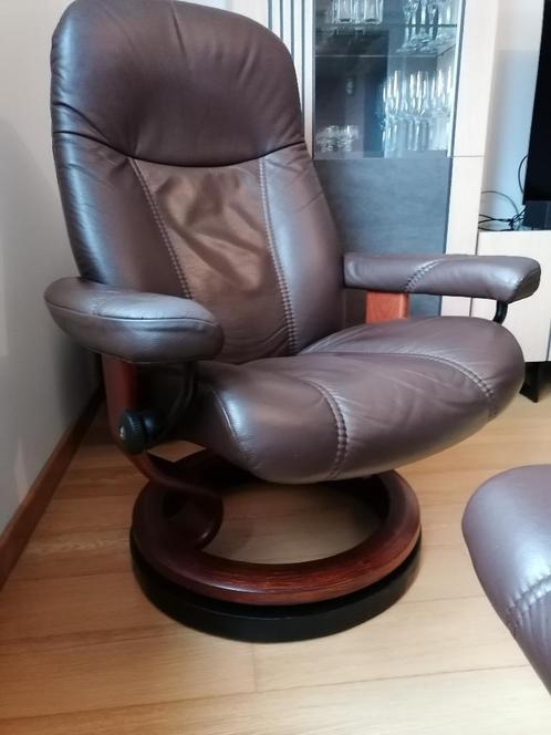 2 fauteuils Stressless Ekornes avec ses 2 reposes pieds dans, Huis en Inrichting, Fauteuils, Zo goed als nieuw, Hout, Leer, 50 tot 75 cm