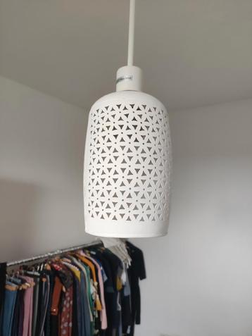 Een paar lampen van dezelfde stijl beschikbaar voor biedingen