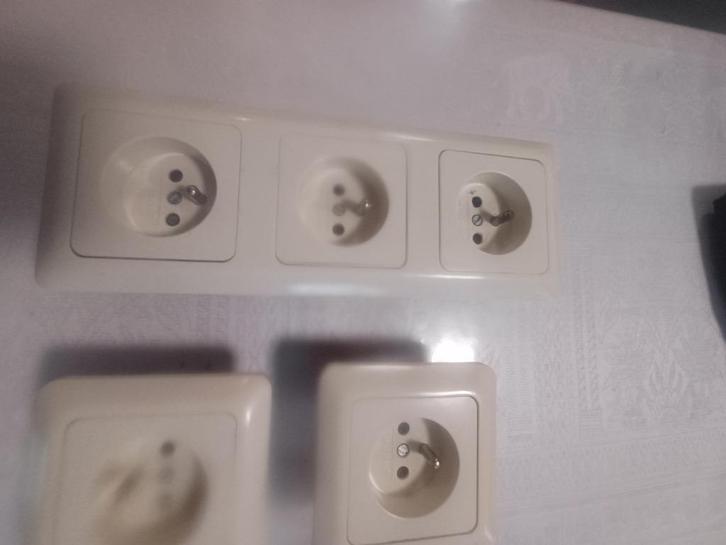 8 prises encastrées BERKER, Antiquités & Art, Antiquités | Céramique & Poterie, Enlèvement ou Envoi