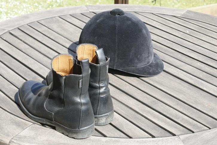 Ruiterhelm en lederen paardrijschoenen, Dieren en Toebehoren, Paardrijkleding, Zo goed als nieuw, Kinderen, Cap, Recreatie, Ophalen of Verzenden