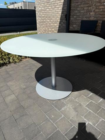 Eettafel rond melkglas beschikbaar voor biedingen