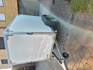 Twintrailer gesloten aanhangwagen 750kg beschikbaar voor biedingen