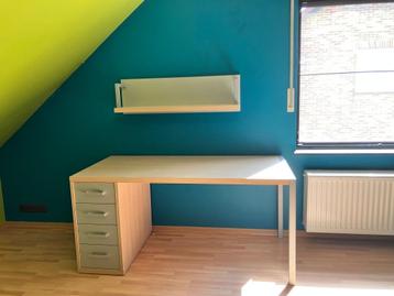 Bureel en boekenrek beschikbaar voor biedingen