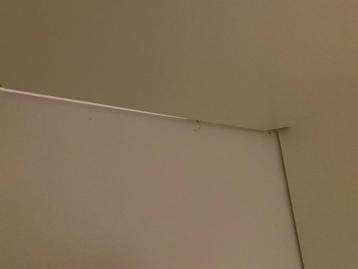 Ruime Ikea kast met hangbar en 3 schappen beschikbaar voor biedingen