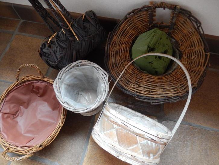 8 stuks - 5 rieten bloempotjes - 3 mandjes gratis, Tuin en Terras, Bloempotten, Zo goed als nieuw, Binnen, Ophalen