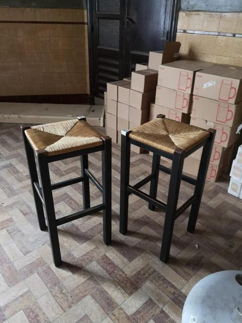 Tabourets hauts noirs, Huis en Inrichting, Barkrukken, Gebruikt, 60 tot 90 cm, Hout, Riet, 2 krukken, Ophalen