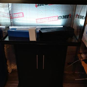 nieuwe aquarium en een kast beschikbaar voor biedingen