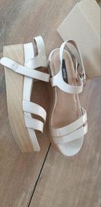 mntg sandalen met sleehak - Maat 36, Beige, Sandalen of Muiltjes, Ophalen of Verzenden, Zo goed als nieuw