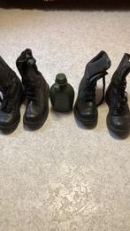 Legerschoenen en veldfles, Ophalen