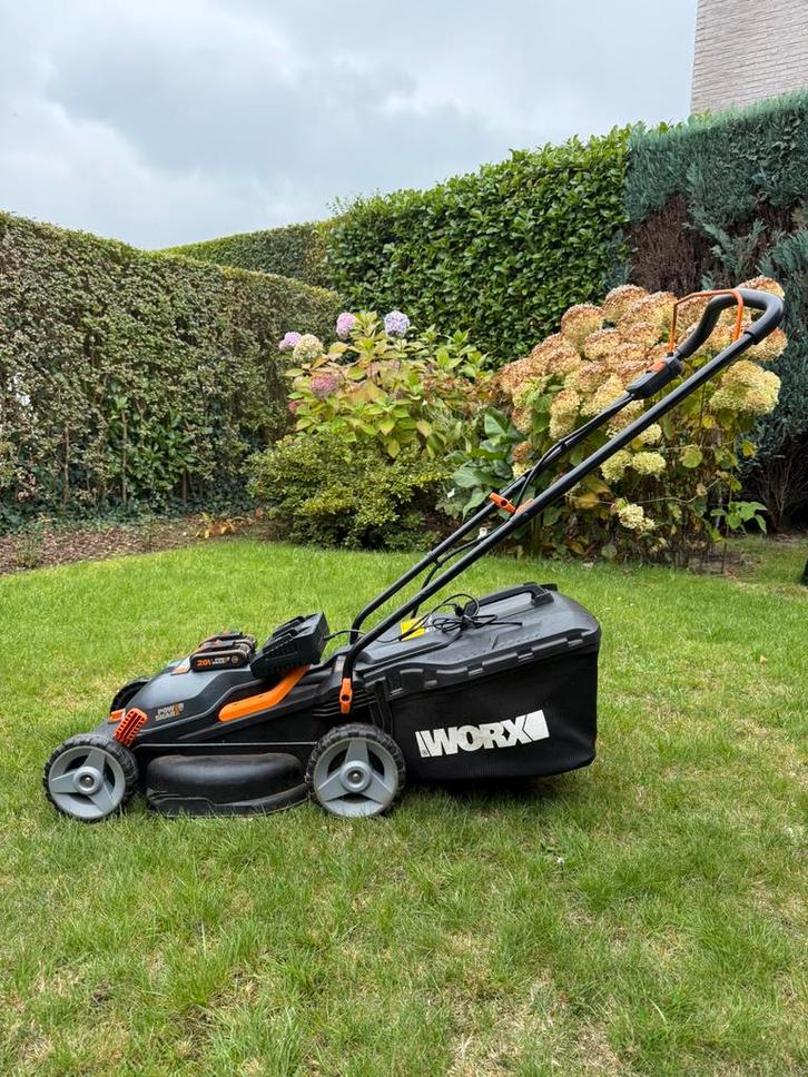 Snoerloze grasmaaier met 2 accu’s en lader, Tuin en Terras, Grasmaaiers, Zo goed als nieuw, Accu-grasmaaier, 30 t/m 39 cm, Cirkelmaaier
