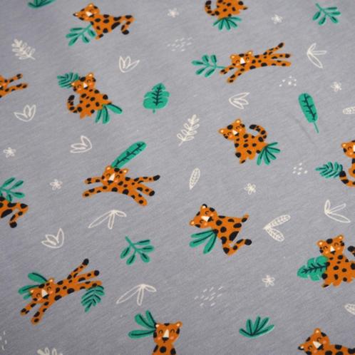 Promo! 5646) 150x100cm katoenen tricot luipaard lichtgrijs, Hobby en Vrije tijd, Stoffen en Lappen, Nieuw, Katoen, 120 cm of meer