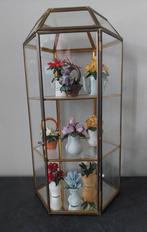 vitrinekast met set van 9 porselein bloemstukjes, Antiek en Kunst, Ophalen of Verzenden