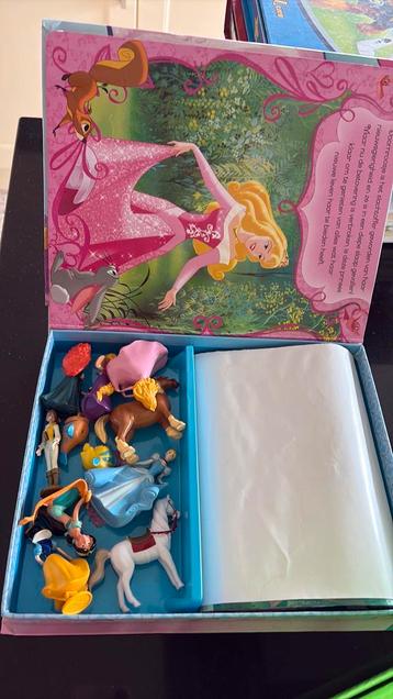 Actief lezen met actie figuren beschikbaar voor biedingen