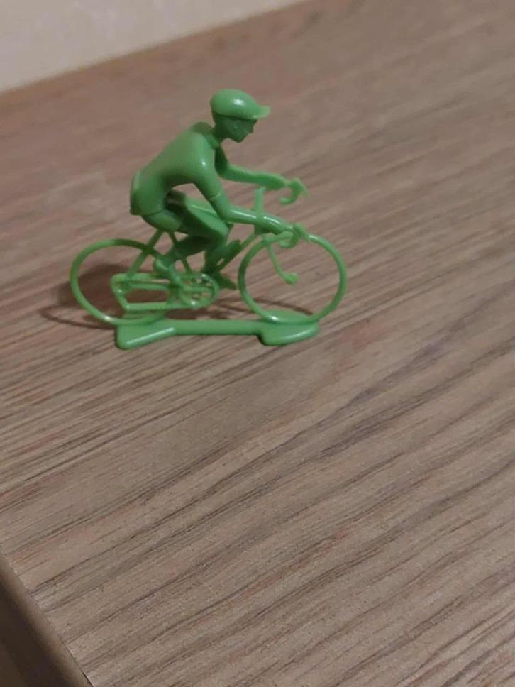 Miniatuurfiguurtje / Wielrenner / Groen, Verzamelen, Sportartikelen en Voetbal, Zo goed als nieuw, Beeldje of Poppetje, Verzenden
