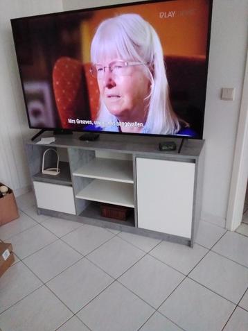 TV kast in betonlook/wit beschikbaar voor biedingen