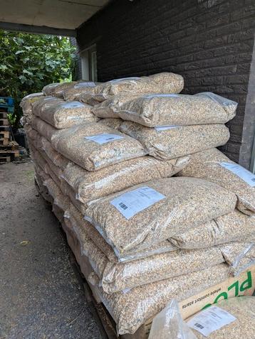 Promotie kippen voer beschikbaar voor biedingen