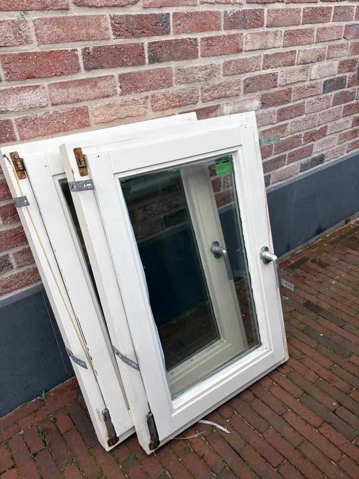 Twee ramen, Doe-het-zelf en Bouw, Raamkozijnen en Schuifdeuren, Gebruikt, Raamkozijn, Hout, 75 tot 150 cm, Minder dan 75 cm, Inclusief glas