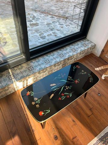 Vintage salontafel beschikbaar voor biedingen