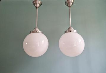 Paar grote Art Deco hangers in witte opaline, jaren 1920-30 beschikbaar voor biedingen