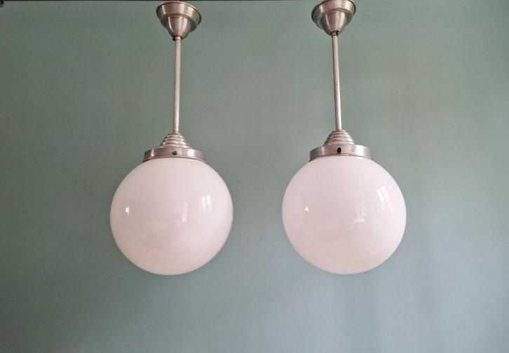 Paar grote Art Deco hangers in witte opaline, jaren 1920-30, Antiek en Kunst, Antiek | Verlichting, Ophalen of Verzenden