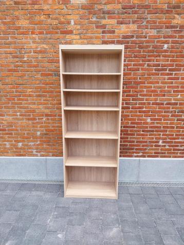 Boekenkast beschikbaar voor biedingen