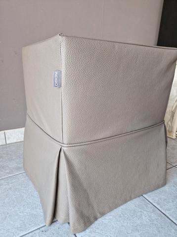 Poef beige grijs van Indigo met rok beschikbaar voor biedingen
