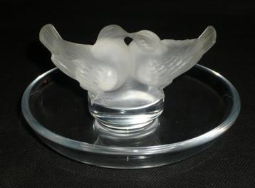 LALIQUE, FRANCE RINGHOUDER LOVE BIRDS CA 1990 beschikbaar voor biedingen