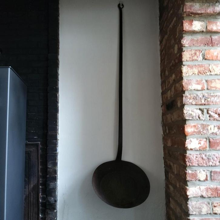 Antieke smeedijzeren haardpan met extra lange steel., Antiek en Kunst, Antiek | Gereedschap en Instrumenten, Ophalen
