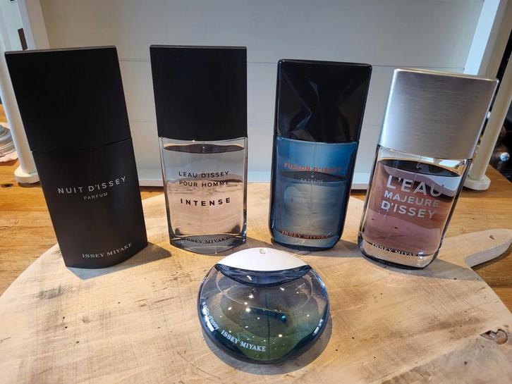 Parfums de toutes sortes neuf///zgan, Collections, Parfums, Comme neuf, Bouteille de parfum, Plein, Enlèvement ou Envoi