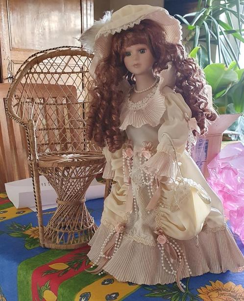 Magnifique Poupée de porcelaine 38cm avec support & fauteuil, Verzamelen, Poppen, Zo goed als nieuw, Pop, Ophalen of Verzenden