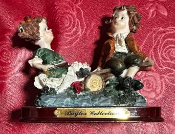Vintage Baytex Collection beeldje-jongen en meisje op bankje beschikbaar voor biedingen