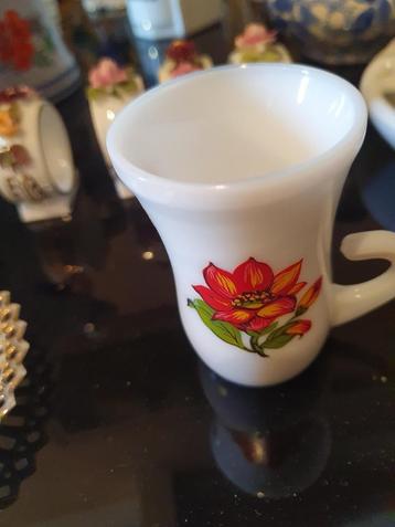 Klein kopje in wit melkglas met mooie oranje bloem - Boussu beschikbaar voor biedingen
