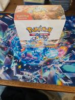 Surging sparks booster box, Hobby en Vrije tijd, Verzamelkaartspellen | Pokémon, Ophalen, Zo goed als nieuw, Boosterbox