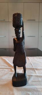 Statue africaine en bois : porteuse d'eau, Enlèvement