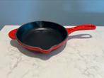 Le Creuset Skillet 16 cm kersenrood in gebruikte staat, Gebruikt, Gietijzer, Ophalen of Verzenden, Keramische plaat