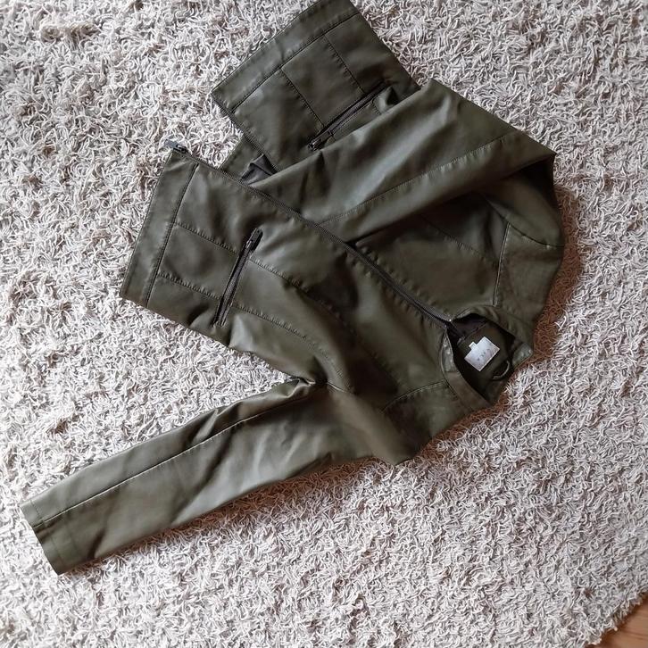 VILA mosgroen sportief vestje - maat XL, Kleding | Dames, Jassen | Zomer, Zo goed als nieuw, Maat 42/44 (L), Groen, Ophalen of Verzenden